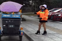 Nữ lao công mặc váy ngắn quét rác gây xôn xao