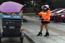 Nữ lao công mặc váy ngắn quét rác gây xôn xao