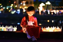 “Thiên thần nhí Đà Nẵng” được bố chụp hình ở Hội An