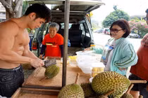 Hot boy bán sầu riêng khoe bụng 6 múi hút khách nữ 