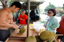 Hot boy bán sầu riêng khoe bụng 6 múi hút khách nữ 