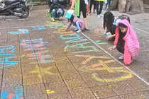 Muôn kiểu thể hiện tình thương cây bị chặt của giới trẻ