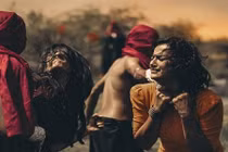 Cặp đồng tính nữ xinh đẹp trong chuyện ảnh đầy đau khổ