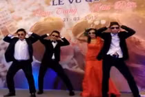Vợ chồng quẩy vũ điệu cồng chiêng trong đám cưới gây sốt 