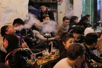 Phản cảm cảnh hút shisha mịt mù trên phố cổ Hà Nội