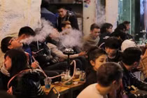 Phản cảm cảnh hút shisha mịt mù trên phố cổ Hà Nội