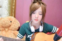 Danh tính hot girl Thái Lan đánh guitar đỉnh đốn tim fan