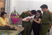 Bạn trẻ cảm kích chiến sĩ công an đỡ đẻ giữa đường