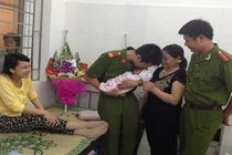 Bạn trẻ cảm kích chiến sĩ công an đỡ đẻ giữa đường