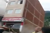 Kinh hoàng mưa lũ quật đổ nhà cao tầng trong vài giây