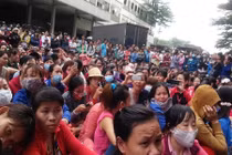 Hơn 5000 công nhân ngừng việc phản đối thưởng Tết bèo