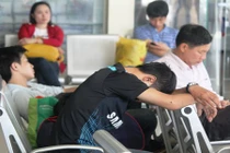 Mệt mỏi chờ xe rời quê sau Tết