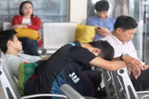 Mệt mỏi chờ xe rời quê sau Tết