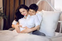 Hình ảnh ca sĩ Nhật Kim Anh khoe bụng bầu sắp sinh