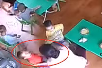 Thêm một cô giáo tát trẻ mầm non ăn chậm