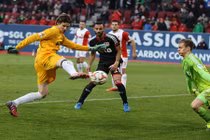 Khi thủ môn trở thành người hùng ghi bàn phút cuối 