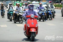 Người Hà Nội cuống cuồng vượt đèn đỏ vì nắng nóng kỷ lục