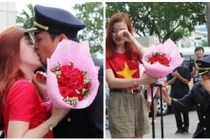 Nữ tiếp viên đáp lại màn cầu hôn của “ông trùm hoa hậu“