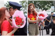 Nữ tiếp viên đáp lại màn cầu hôn của “ông trùm hoa hậu“