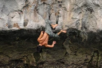 Rùng mình xem "người nhện phiên bản Việt" tay không leo núi đá