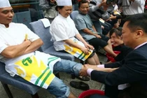 Bão mạng: Sếp thưởng Tết bằng cách quỳ rửa chân cho “quân“