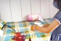 Đang ngủ ngon thì bị vợ cắt phăng “của quý“