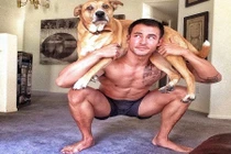 Trai đẹp bụng 6 múi và bạn thân cún cưng gây “bão“