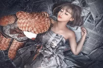 Mờ Naive gợi cảm trong bộ váy giấy của phó nháy 9X