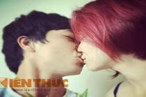 Lộ ảnh Công Phượng hôn Hòa Minzy gây sốc