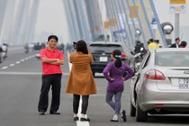 Ngán ngẩm cảnh bát nháo trên cầu Nhật Tân vừa khánh thành