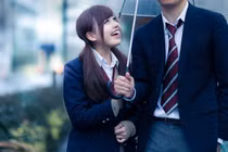 Ảnh nữ sinh Nhật tình tứ bên người giấu mặt gây sốt 