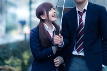 Ảnh nữ sinh Nhật tình tứ bên người giấu mặt gây sốt 