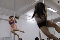 Cận cảnh hậu trường đầy nước mắt của các hot girl múa cột