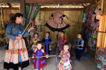 Cô giáo bảo tồn và phát huy bản sắc văn hóa dân tộc