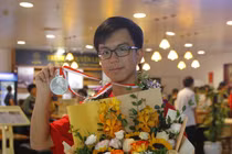 Từ cuốn sách năm lớp 2 đến Huy chương bạc QT của nam sinh Hà Nội