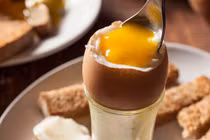 Ăn trứng gà như thế nào mới tốt: Chín, tái hay sống?