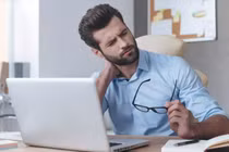 5 động tác cổ giúp giảm đau vai gáy hiệu quả cho dân văn phòng