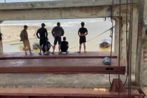 18 học sinh ra biển chơi, 3 em bị sóng cuốn mất tích