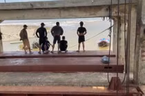 18 học sinh ra biển chơi, 3 em bị sóng cuốn mất tích