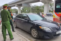 Tài xế xe Camry say xỉn tát CSGT: Chuyển hồ sơ sang quân đội xử lý