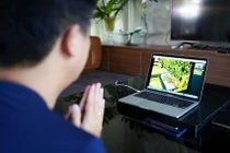 Dịch COVID-19: Người dân Hà Nội làm lễ cúng online ngày lễ Vu Lan
