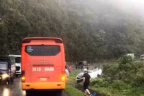 Xe khách va chạm với ôtô con khiến 2 người tử vong tại chỗ