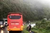 Xe khách va chạm với ôtô con khiến 2 người tử vong tại chỗ