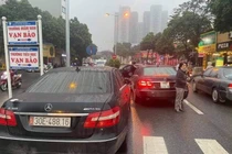 Tạm giữ 2 ô tô biển giống hệt nhau đụng mặt trên phố Hà Nội