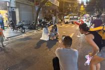 Hà Nội: Dân vượt rào vào phố Hàng Mã chụp ảnh, mua đồ Trung thu 