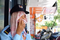 Cận cảnh công nhân, người lao động chống chọi giữa cái nắng 40 độ C