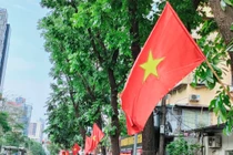 Phố phường Hà Nội rực rỡ sắc cờ đỏ dịp lễ 30/4 và 1/5