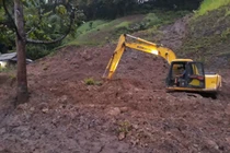 Hàng nghìn khối bùn đất sạt xuống quốc lộ khiến giao thông ùn tắc