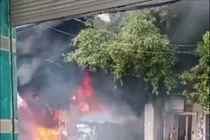 Cháy dữ dội kèm nổ lớn ở cửa hàng bán sơn, thiêu rụi nhiều tài sản