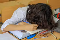 Người mẹ bắt con quỳ ngay tại trường vì trượt lớp 10